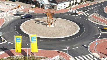Kreisverkehr mit Statue